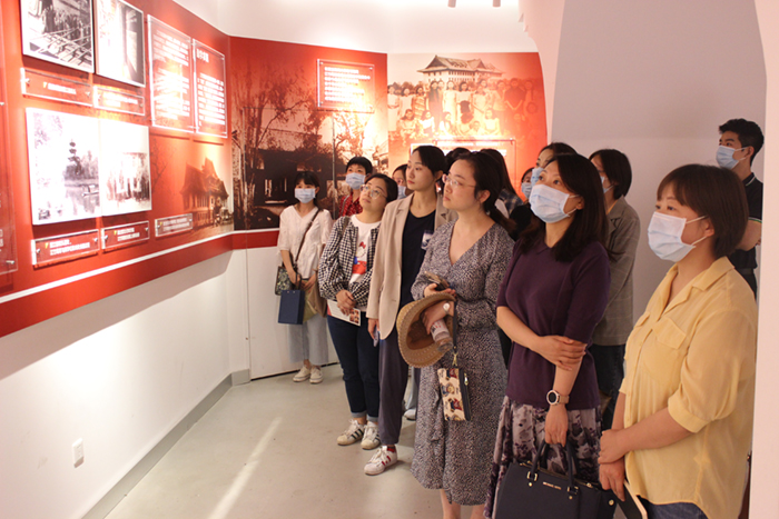 IMG_7927(认真看展览).jpg IMG_7927(认真看展览).jpg